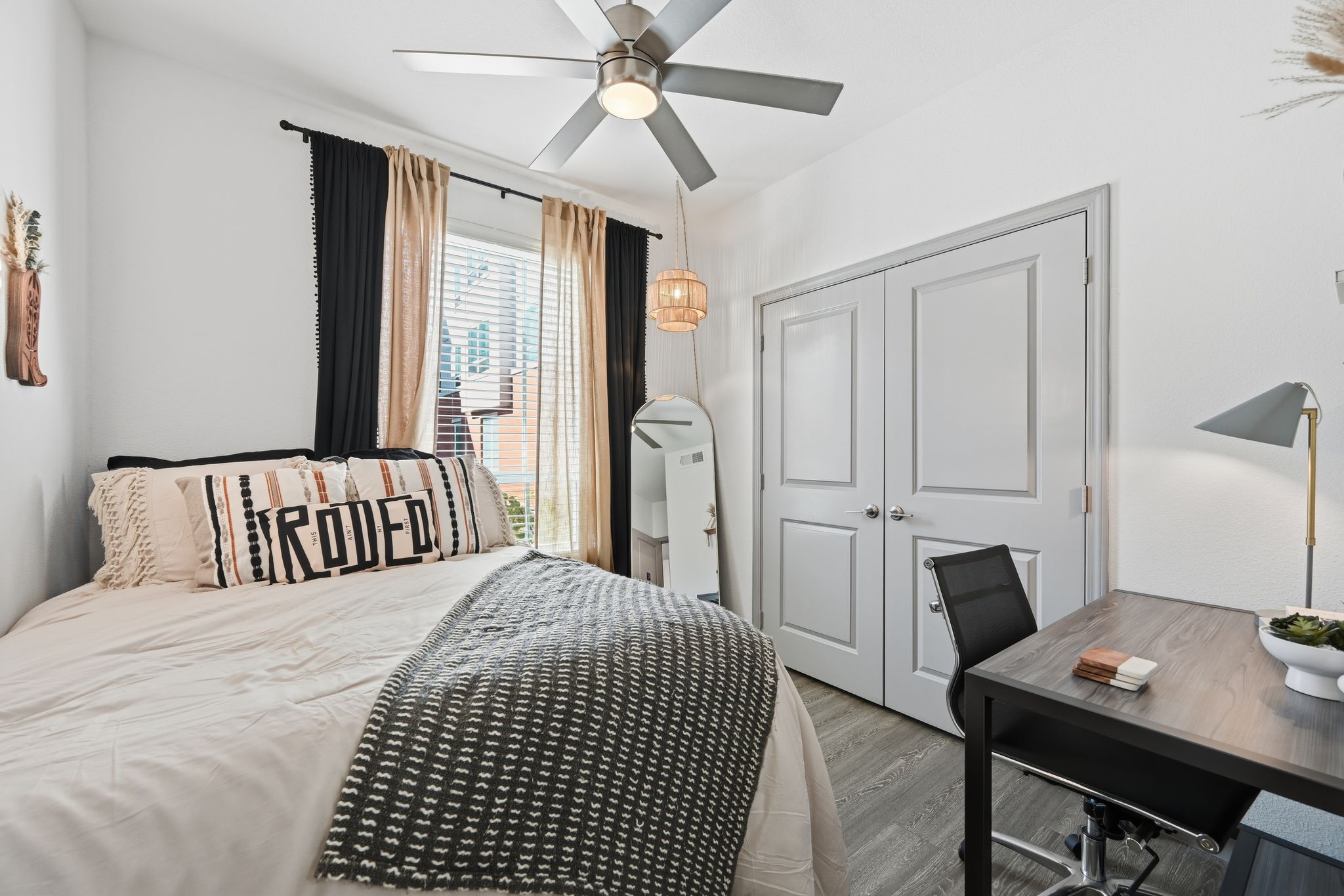 1001_S_Center_St_Arlington_TX_76010_USA-Bedroom-MHP_8064